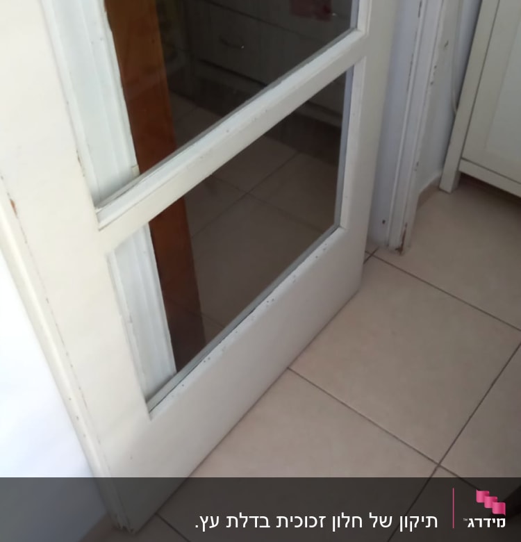 דלת זכוכית עם מסגרת לבנה ורצפת קרמיקה